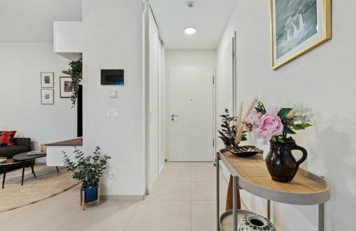 Gasperich Apartment | Stylish Apt with Balcony WiFi & Free Parking