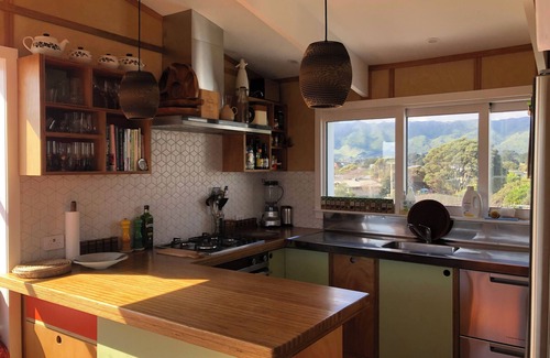 Waikanae House | Stylish Bach With hot tub and Island Views - Bali Hai
