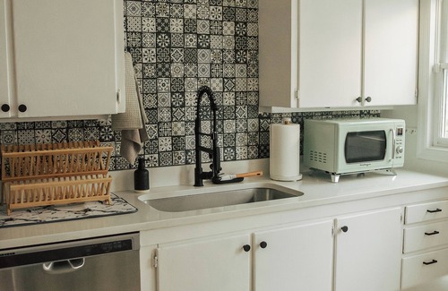 Beaverdale House | Stylish Beaverdale 2 Bedroom - King and Queen Beds - 2 Car Garage - Fast Wi-Fi