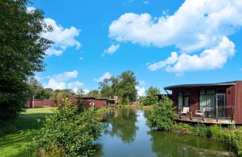 Maubray House | Stylish Bungalow Near Forest