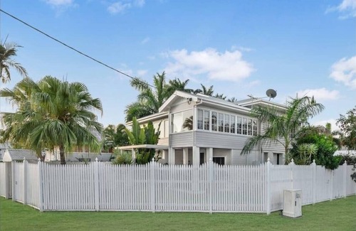 Hermit Park Apartment | Stylish City Fringe 2 Bed Upstairs Unit