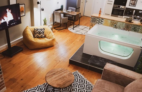 Mitte Apartment | Stylish city loft with a private whirlpool near the Moselle