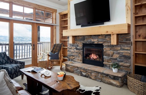 Victor Condo | Stylish Condo in Victor Now Available for Summer 2022 and Beyond!