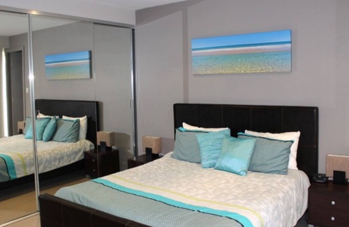 Hawks Nest House | Stylish Contemporary Townhouse, WiFi, Air-Con