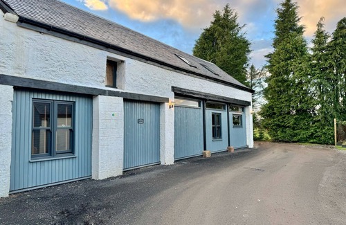 Buchlyvie House | Stylish converted Coach House with hot tub