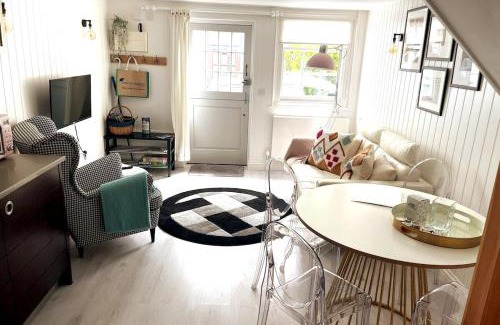 New Forest District House | Stylish Cottage with Quay and River View