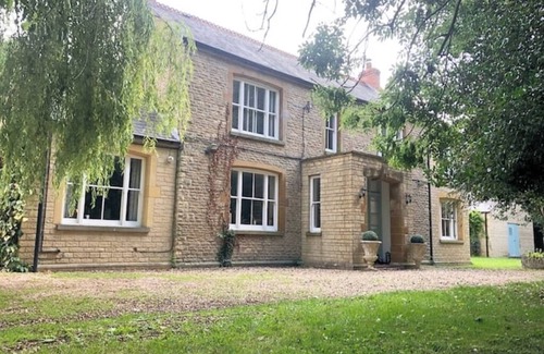 Earls Barton House | Stylish Country House with Spa – Sleeps 10