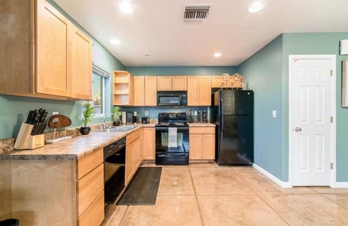Campus Farm House | Stylish & Cozy/1 BR 1 BA/Parking/Casita