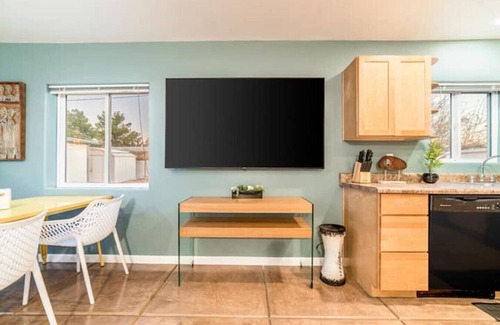 Campus Farm House | Stylish & Cozy/1 BR 1 BA/Parking/Casita