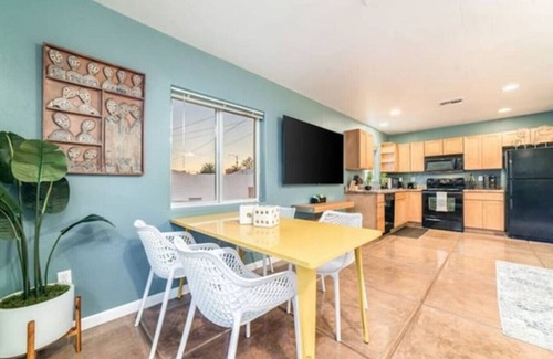 Campus Farm House | Stylish & Cozy/1 BR 1 BA/Parking/Casita