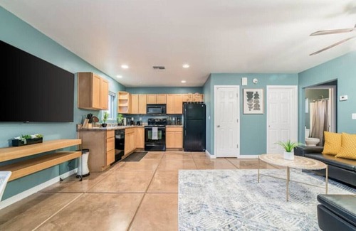 Campus Farm House | Stylish & Cozy/1 BR 1 BA/Parking/Casita