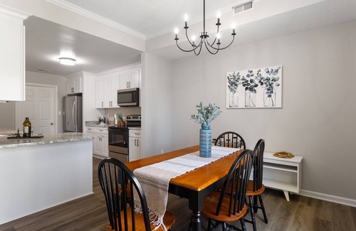 Williamsburg House | Stylish & Cozy 3 Bedroom – Convenient Location – Sleeps 7! Longer Stays Welcome!