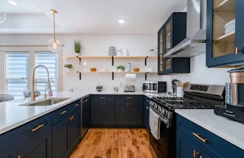 Southtown House | Stylish, Cozy, Spacious ~ 5★ Location ~ Pool Table