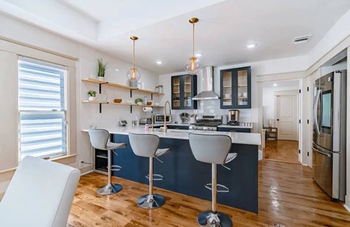 Southtown House | Stylish, Cozy, Spacious ~ 5★ Location ~ Pool Table