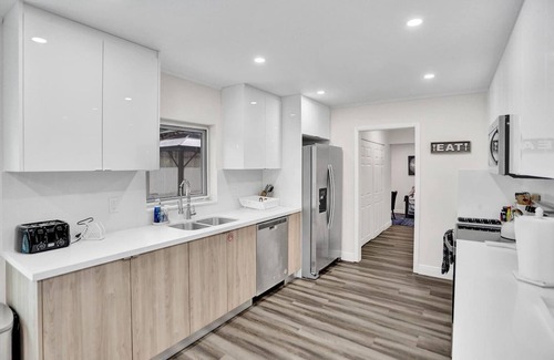Coral Ridge Isles House | Stylish Designer Home. Lush furnishings. Big pool