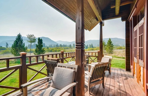 The Highlands House | Stylish Dog-Friendly Home w/All-Wood Interior + Private Sauna and Theater
