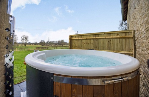 Faringdon Cottage | Stylish, dog friendly holiday home with a hot tub in the heart of the Cotswolds - The Stables