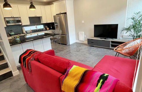 Govalle House | Stylish East Austin Resort-style property: 5/3 main house with a 2/2 guest house