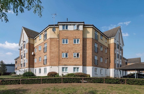 Glyndon Apartment | Stylish Elegant New Flat 5 Min from Elizabeth Line