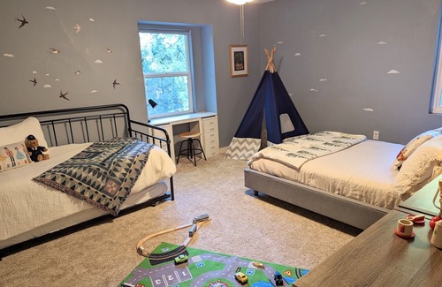 Nevada City Cottage | Stylish Family Friendly Cottage in the Woods