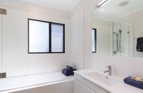 Bateau Bay House | Stylish family friendly beach house