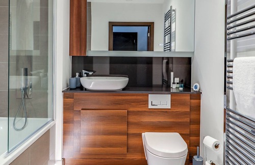 Newborough Apartment | Stylish flat in Peterborough in brilliant location