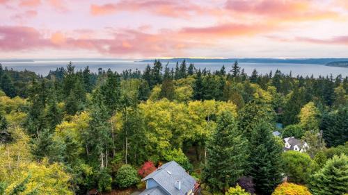 Clinton House | Stylish Forest Getaway on Whidbey Island Near Beaches Wineries Trails Cedarview Retreat by AvantStay