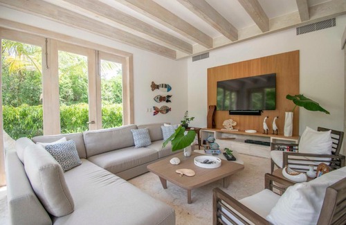 Punta Cana Villa | Stylish fully-staffed villa near beach and lagoons in exclusive golf resort