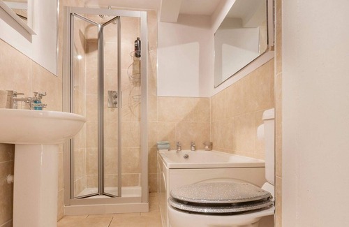 Bonnington Apartment | Stylish Georgian Flat in New Town