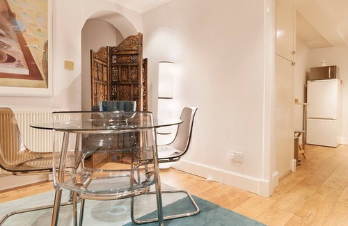 Bonnington Apartment | Stylish Georgian Flat in New Town
