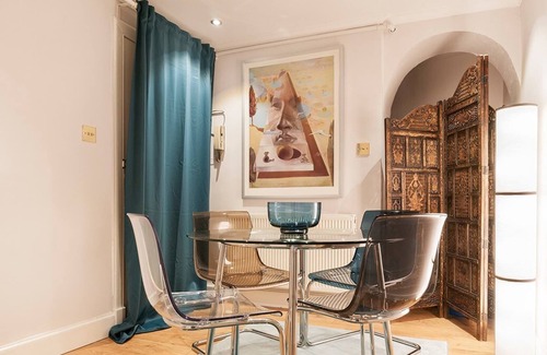 Bonnington Apartment | Stylish Georgian Flat in New Town
