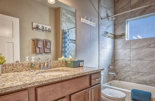 Elbert House | Stylish Home! 2 Master Suites, 5 Bedroom, 3 Full Bath, Golf Course Community