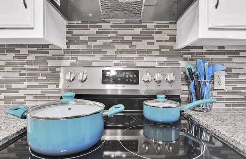 Mission House | ♦Stylish Home ♦Corner Lot♦Full Kitchen♦Backyard♦BBQ♦10min→DT♦Google Fiber♦