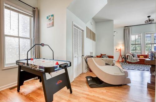Metropolitan House | Stylish Home Near DT & River St - 2 King Beds - Massage Chair - Games