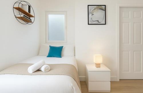 Deptford Apartment | Stylish Large 3-bed Apartment, Quick Access to London Sights, Free Parking