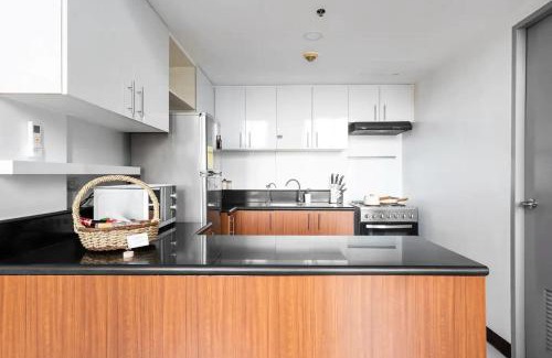 Bagumbayan Apartment | Stylish loft, 65 in UHDTV w Fast WiFi + Pool & Gym