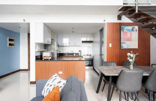 Bagumbayan Apartment | Stylish loft, 65 in UHDTV w Fast WiFi + Pool & Gym