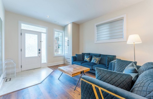 Brampton House | Stylish & Luxe ~ 4BR, 3.5WR ~ Brampton