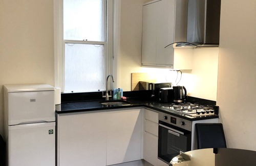 Warwick Apartment | Stylish Maisonette and studio in Victoria