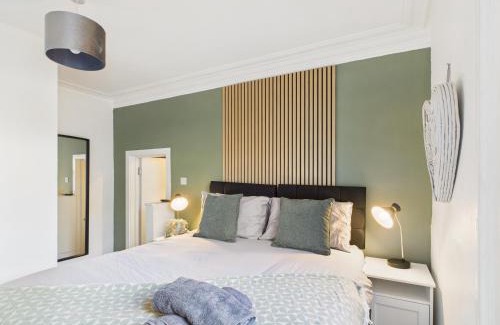 Hove Apartment | Stylish Maisonette with Hot Tub