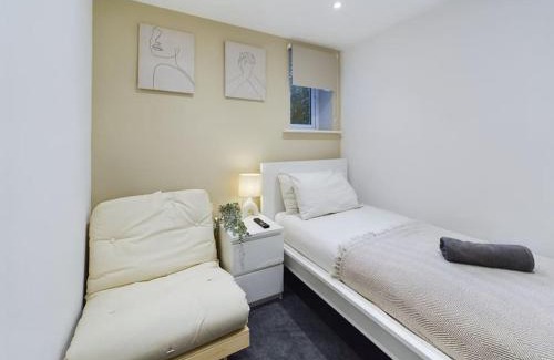 Hove Apartment | Stylish Maisonette with Hot Tub