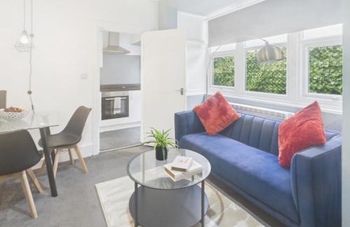 Hove Apartment | Stylish Maisonette with Hot Tub