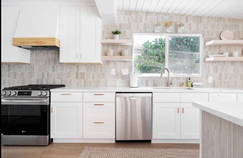 Westchester House | Stylish & Modern LA Family Retreat with Heated Pool Near LAX ✿ Dog Friendly!