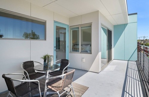 Old Ballard House | STYLISH, MODERN, TOWNHOUSE NEAR BALLARD AVE.