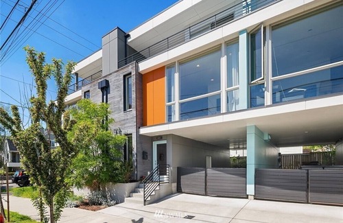 Old Ballard House | STYLISH, MODERN, TOWNHOUSE NEAR BALLARD AVE.
