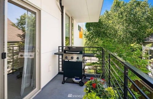 Old Ballard House | STYLISH, MODERN, TOWNHOUSE NEAR BALLARD AVE.