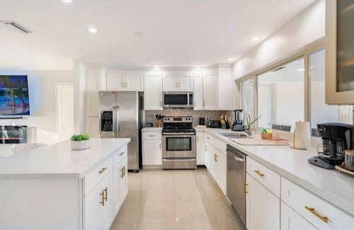 Coral Ridge Isles House | Stylish Modern Oasis Pool 2mil to Beach