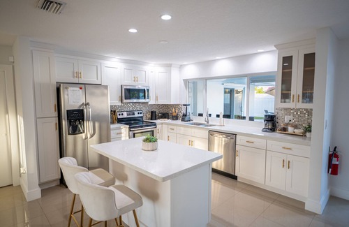 Coral Ridge Isles House | Stylish Modern Oasis Pool 2mil to Beach