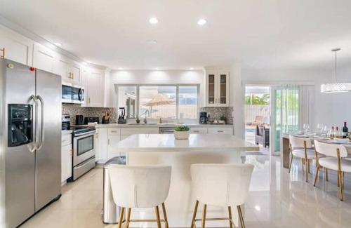 Coral Ridge Isles House | Stylish Modern Oasis Pool 2mil to Beach