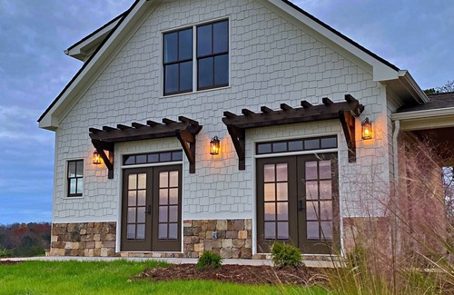Dahlonega House | Stylish Mountain View Carriage House in the heart of Wine Country